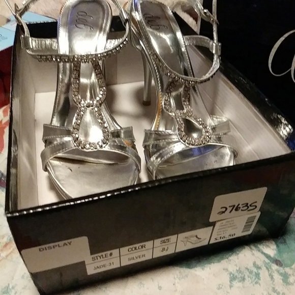 Silver pump 5"heel sandal by Deb. Size 8 1/2 - Picture 3 of 11